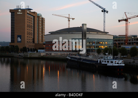 Hilton Hotel und Waterfront Hall auf dem Fluss Lagan Belfast City Center Nordirland Vereinigtes Königreich Stockfoto