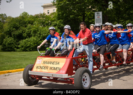 Eine Gruppe von Frauen auf einem Big Bike, Wawanesa Fragen, Frauen, Winnipeg, Manitoba, Kanada. Stockfoto