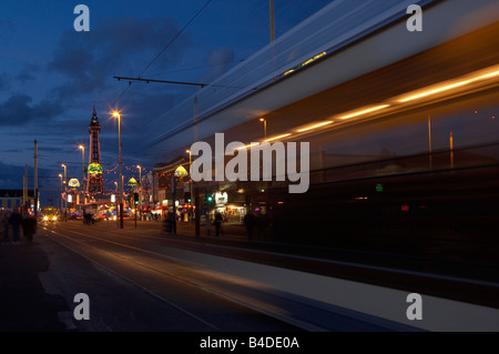 BLACKPOOL TOWER ILLUMINATIONEN UND UNSCHARFEN STRAßENBAHN Stockfoto