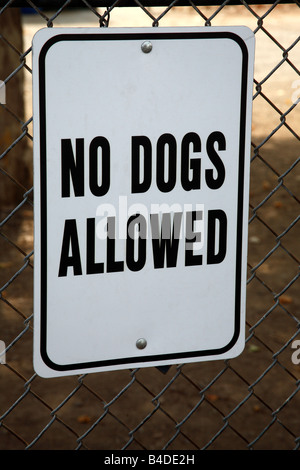Keine Hunde erlaubt Zeichen auf Maschendrahtzaun Stockfoto