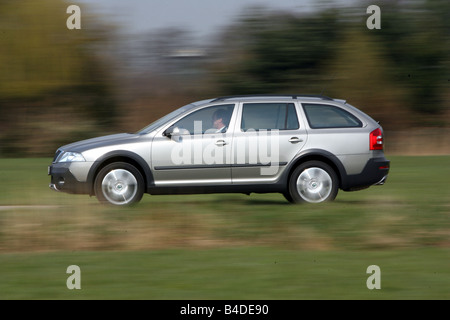 Skoda Octavia Combi Scout, Modell Jahr 2007-Silber, fahren, Seitenansicht, Landstraße Stockfoto