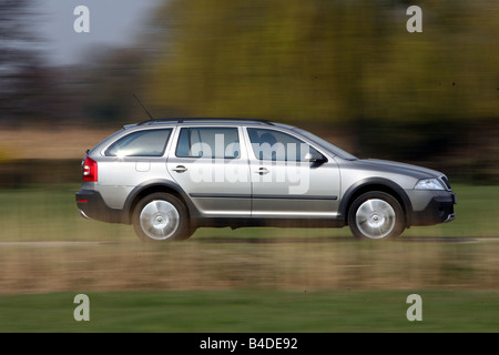 Skoda Octavia Combi Scout, Modell Jahr 2007-Silber, fahren, Seitenansicht, Landstraße Stockfoto