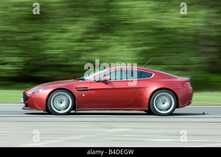 Aston Martin V8 Vantage, Modell Jahr 2007-, Rubinrot gefärbt, fahren, Seitenansicht, Landstraße Stockfoto