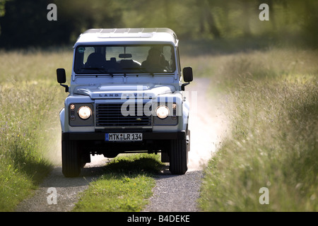 Land Rover Defender 110 TD4 Station SE, Modell Jahr 2007-Silber, fahren, Vorderansicht, Feldweg, offroad Stockfoto