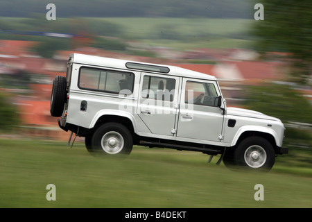 Land Rover Defender 110 TD4 Station SE, Modell Jahr 2007-Silber, fahren, Seitenansicht, Landstraße Stockfoto