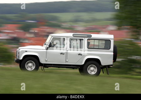 Land Rover Defender 110 TD4 Station SE, Modell Jahr 2007-Silber, fahren, Seitenansicht, Landstraße Stockfoto