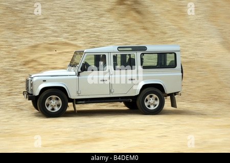 Land Rover Defender 110 TD4 Station SE, Modell Jahr 2007-Silber, fahren, Seitenansicht, offroad Stockfoto