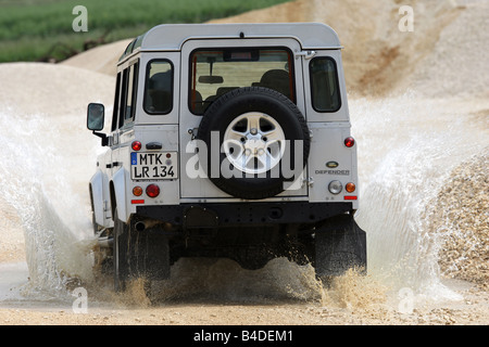 Land Rover Defender 110 TD4 Station SE, Modelljahr 2007-, Silber, fahren, diagonal von hinten, Rückfahrkamera, Offroad, Wasser Stockfoto