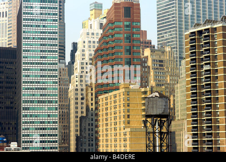 New Yorker Skyline am Nachmittag von der Brooklynbridge mit Wasserturm im Vordergrund Stockfoto