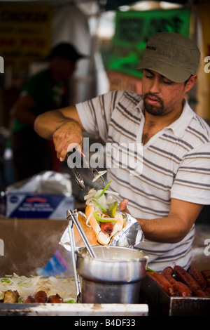 Hotdogs gekocht wird durch einen Lieferanten bei der Abbott Kinney Festival Venedig Los Angeles County California Vereinigte Staaten von Amerika Stockfoto