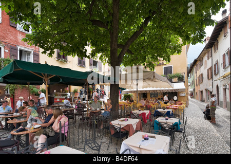 Straße Cafe im Zentrum der alten Stadt, Malcesine, Gardasee, Italien Stockfoto