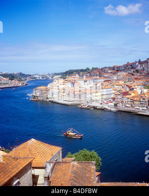 Panoramablick auf die Portwein-Boote am Rio Douro und die Altstadt von Porto Stockfoto