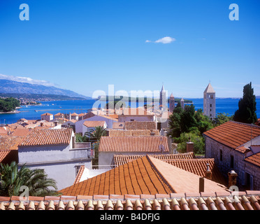 Dächer und Kirchtürme der alten Stadt Rab, Kroatien, Osteuropa Stockfoto