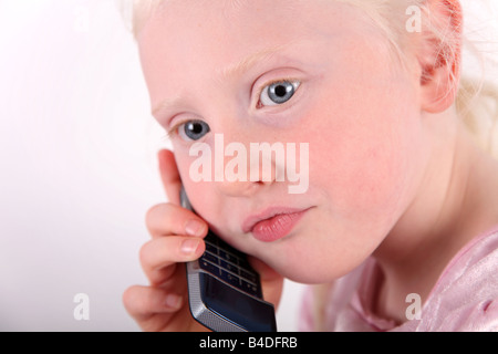 Kopf und Schulter Nahaufnahme Schuss ein wenig blonden Haaren, blauäugige Mädchen sprechen auf einem Handy/Mobiltelefon Stockfoto