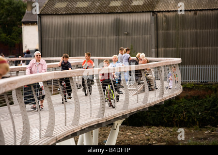 UK Yorkshire Castleford Grand Designs große Stadt Plan Kinder auf Fahrrädern Fluss Aire neue Fußgängerbrücke überqueren Stockfoto