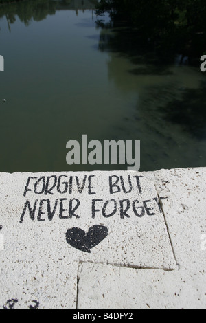 Liebe Herz Graffiti gemalt auf Brücke Wand, Rom Stockfoto