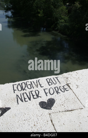 Liebe Herz Graffiti gemalt auf Brücke Wand, Rom Stockfoto