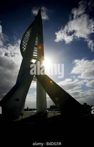 Stadt von Portsmouth. England. Silhouette Blick auf den Spinnaker Tower in Gunwharf Quays. Stockfoto