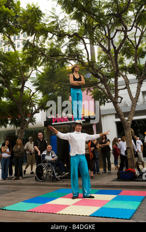 starken Mann und Turnerin Street Performer auf der 3rd Street Promenade Los Angeles County California Vereinigte Staaten von Amerika Stockfoto