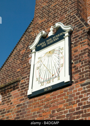 Eine Sonnenuhr auf Moot Hall erbaut 1650, das Rathaus und das Museum in Aldeburgh Suffolk UK Stockfoto