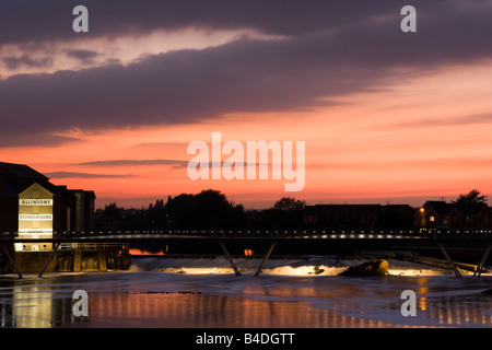 Fußgängerbrücke über den Fluss Aire in Castleford Stockfoto