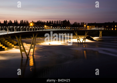 Fußgängerbrücke über den Fluss Aire in Castleford Stockfoto