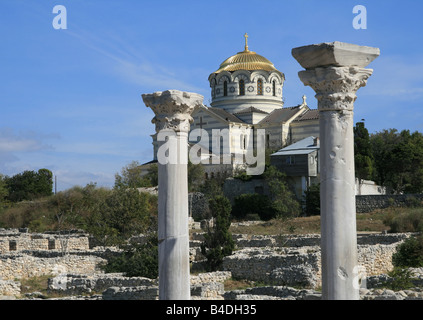 Antiken Säulen und St. Wladimir-Kathedrale in Ruinen von Chersones (Sewastopol, Krim, Ukraine) Stockfoto