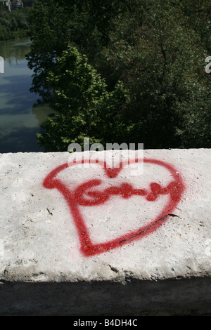 Liebe Herz Graffiti gemalt auf Brücke Wand, Rom Stockfoto