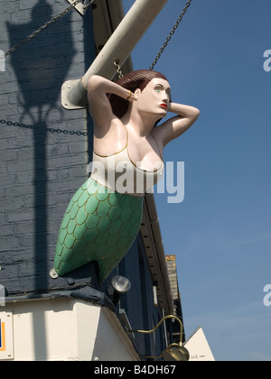 Ein Zeichen für einen Fish and Chips Laden in Form einer Büste Meerjungfrau Schiffe Galionsfigur in Aldeburgh Suffolk UK Stockfoto