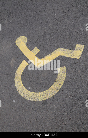 Deaktivierte Symbol gemalt auf Asphalt auf einem Parkplatz zu zeigen, dass eine bestimmte Bucht deaktiviert. Porträt. Stockfoto