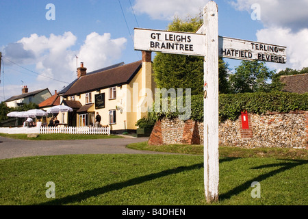 Dorf-Wegweiser und das Quadrat Kompass Pub Fairstead Essex England Stockfoto