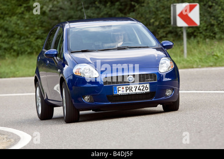 Fiat Grande Punto T-Jet, Modelljahr 2007-blau bewegt, schräg von vorne, Vorderansicht, Landstraße Stockfoto