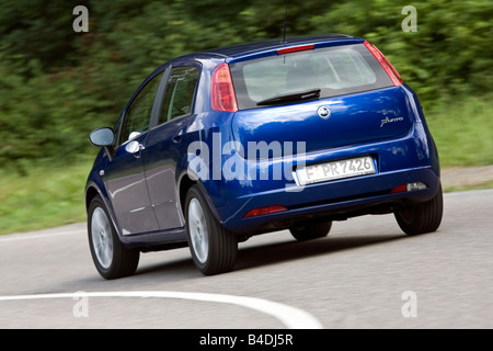 Fiat Grande Punto T-Jet, Modelljahr 2007-blau bewegt, diagonal von hinten, Rückfahrkamera, Landstraße Stockfoto