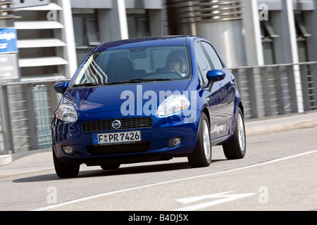 Fiat Grande Punto T-Jet, Modelljahr 2007-blau bewegt, schräg von vorne, Vorderansicht, Stadt Stockfoto