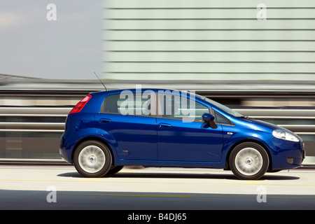 Fiat Grande Punto T - Jet, Modelljahr 2007, blau bewegt, seitliche Ansicht, Stadt Stockfoto