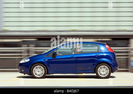 Fiat Grande Punto T - Jet, Modelljahr 2007, blau bewegt, seitliche Ansicht, Stadt Stockfoto