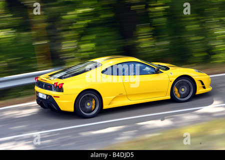 Ferrari 430 Scuderia, Modell Jahr 2007-gelb, fahren, Seitenansicht, Landstraße Stockfoto