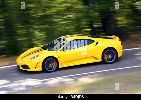 Ferrari 430 Scuderia, Modell Jahr 2007-gelb, fahren, Seitenansicht, Landstraße Stockfoto