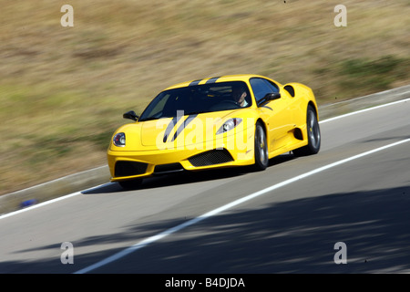 Ferrari 430 Scuderia, Modell Jahr 2007-gelb, fahren, schräg von vorne, Vorderansicht, Landstraße Stockfoto