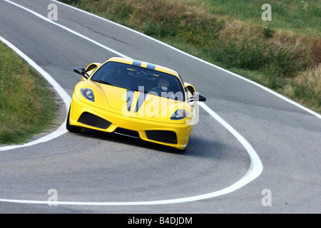 Ferrari 430 Scuderia, Modell Jahr 2007-gelb, fahren, schräg von vorne, Vorderansicht, Landstraße Stockfoto