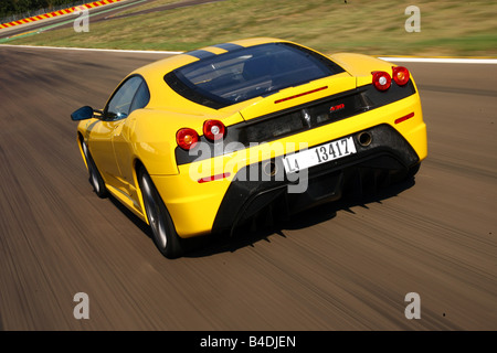 Ferrari 430 Scuderia, Jahr 2007-gelb, fahren, diagonal von hinten, hinten Modellansicht, Teststrecke Stockfoto