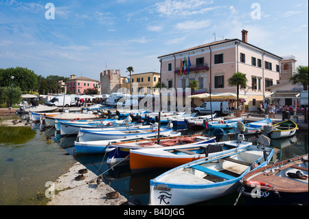 Angelboote/Fischerboote im Hafen, Bardolino, Gardasee, Italien Stockfoto