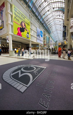 Innenraum des Eaton Centre in der Innenstadt von Toronto, Ontario, Kanada. Stockfoto