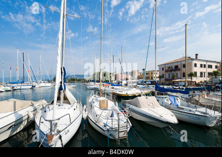 Yachten im Hafen, Bardolino, Gardasee, Italien Stockfoto