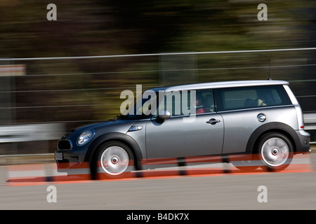 Mini Cooper S Clubman, Bj. 2007-, Anthrazit, treibende, Side View, Teststrecke, Pilonen Stockfoto