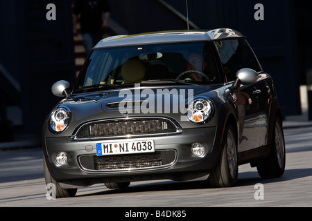 Mini Cooper S Clubman, Modelljahr 2007-, Anthrazit, fahren, schräg von vorne, Vorderansicht, Stadt Stockfoto