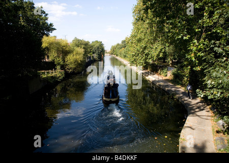 Lastkahn auf Regents Canal, East London Stockfoto