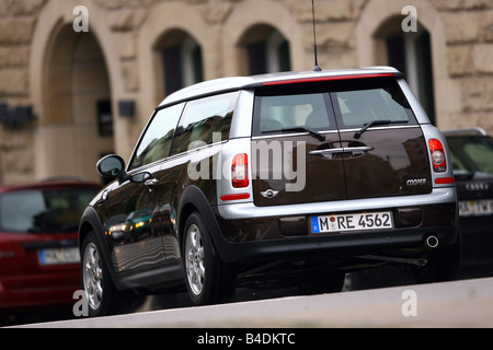 Mini Cooper Clubman, braun, Modelljahr 2007-fahren, diagonal von der Rückseite, hintere Ansicht, Stadt Stockfoto