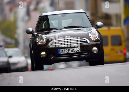 Mini Cooper Clubman, braun, Modelljahr 2007-fahren, schräg von vorne, Vorderansicht, Stadt Stockfoto