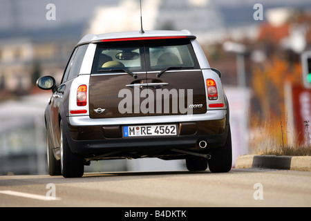 Mini Cooper Clubman, braun, Modelljahr 2007-fahren, diagonal von der Rückseite, hintere Ansicht, Stadt Stockfoto